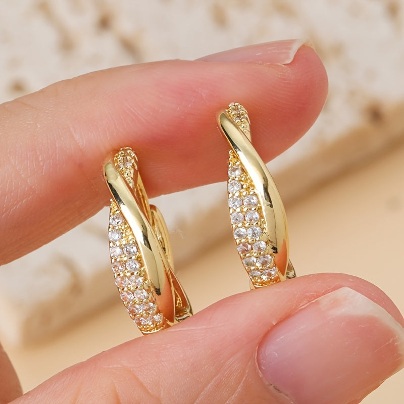 Gedraaide goudkleurige oorringen met pavé kristalaccenten