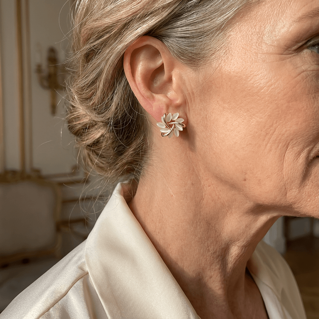 Elegante en verfijnde goudkleurige ronde opalen bloem oorknopjes