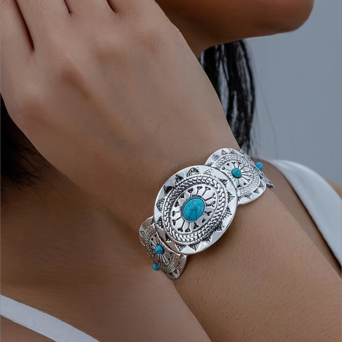 Vintage verzilverde cuff armband met gestempeld turkoois