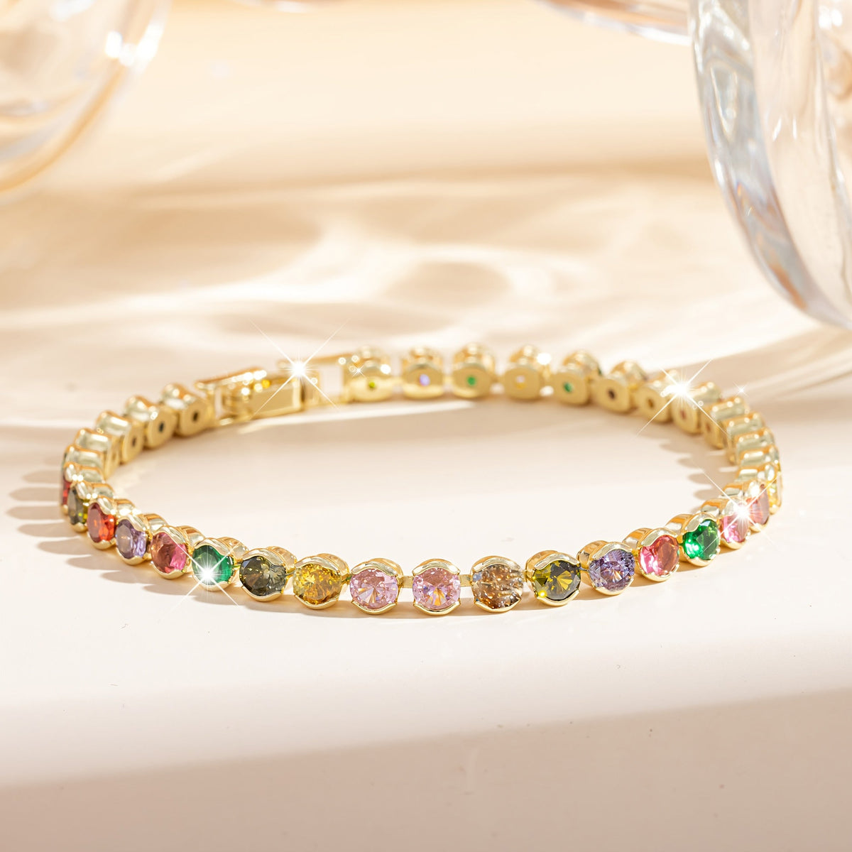 Elegante vergulde tennisarmband met meerkleurige edelstenen