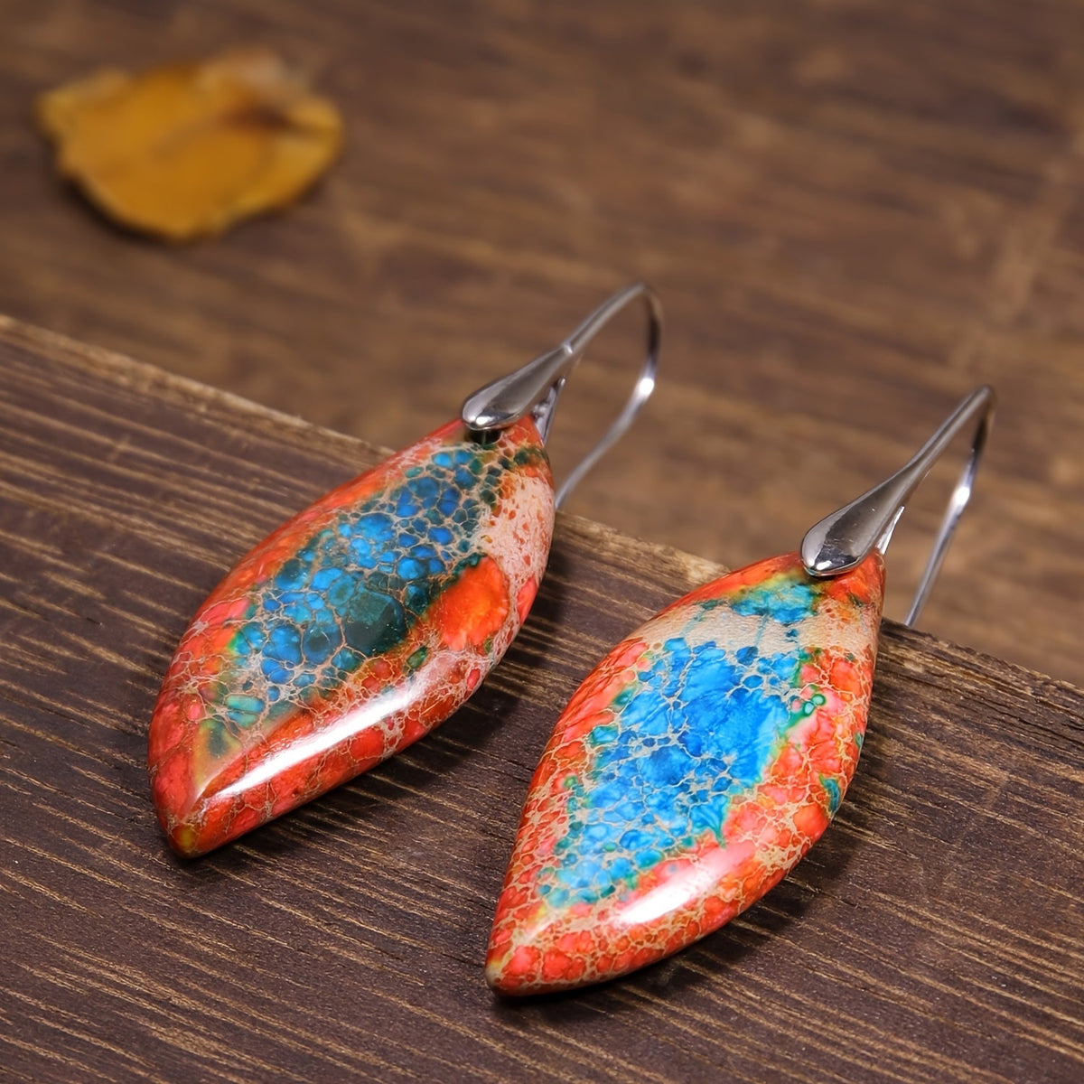 Vintage bohemien blad oorbellen met oranje en blauwe natuursteen