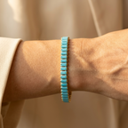 Goudkleurige rechthoekige armband met turkoois inleg