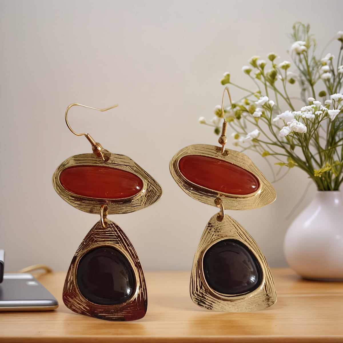 Vintage vergulde oorhangers met rood en zwart hars