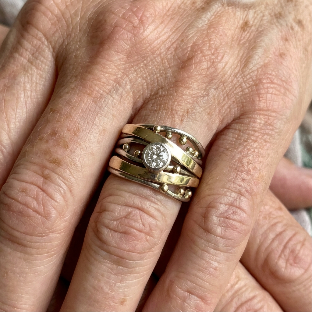 Vintage ambachtelijke ringband met zirkonia accent en goudkleurig inlegwerk
