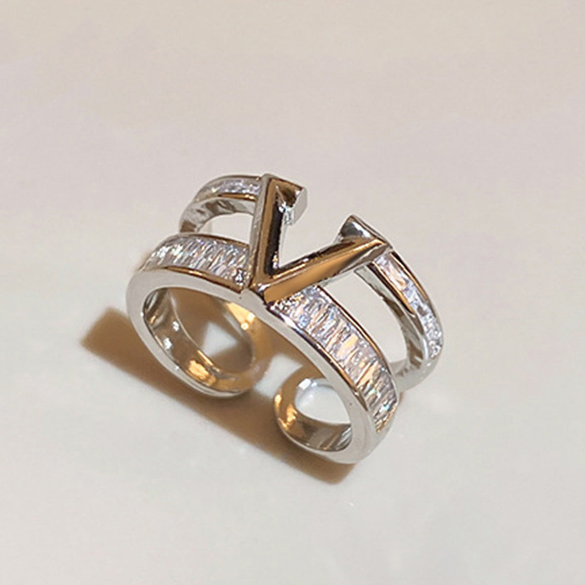 Elegante verstelbare open dubbele ring met V-ontwerp en zirkonia