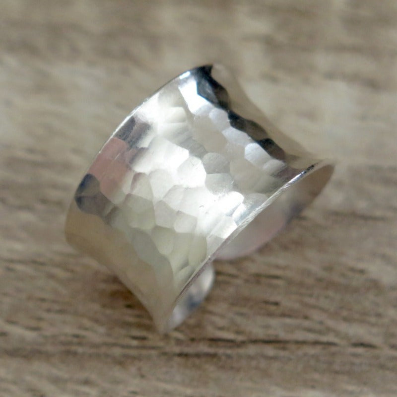 Elegante verstelbare handgemaakte ring met gehamerde structuur