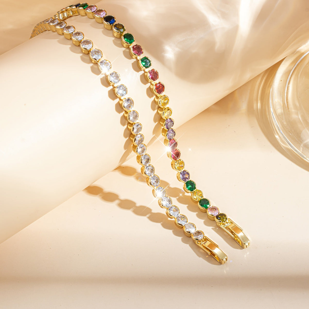 Elegante vergulde tennisarmband met meerkleurige edelstenen