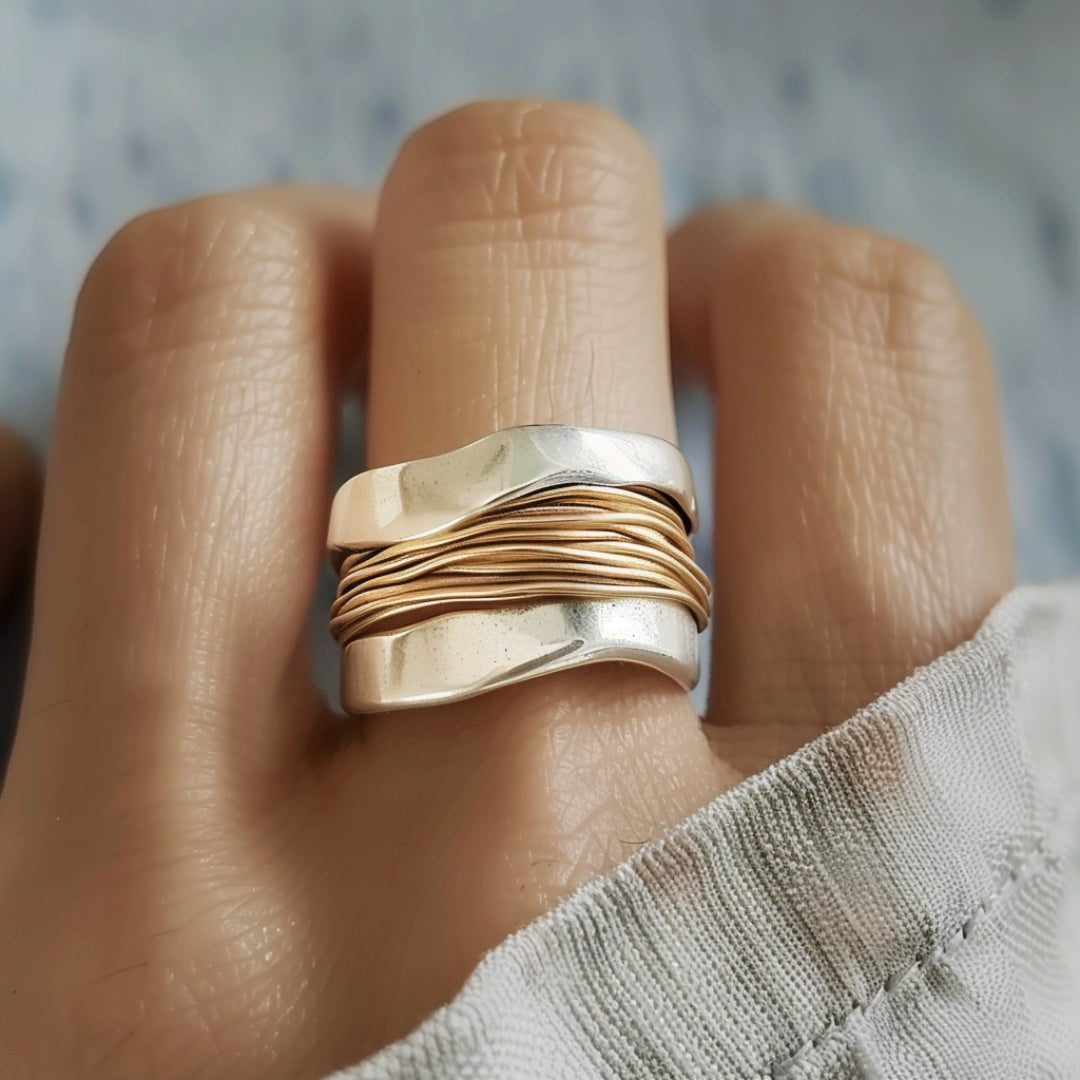 Zilverkleurige ring met goudkleurige draden