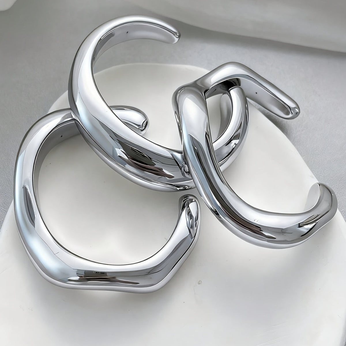 Vintage sculpturale verzilverde kunststof slavenarmband
