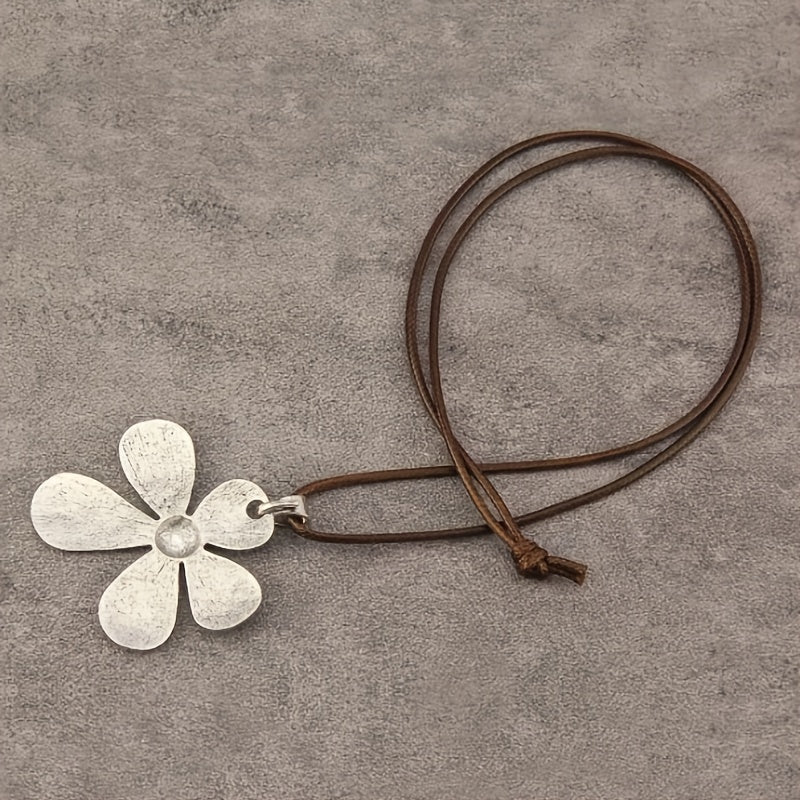 Minimalistische verstelbare ketting met gehamerde asymmetrische bloemhanger