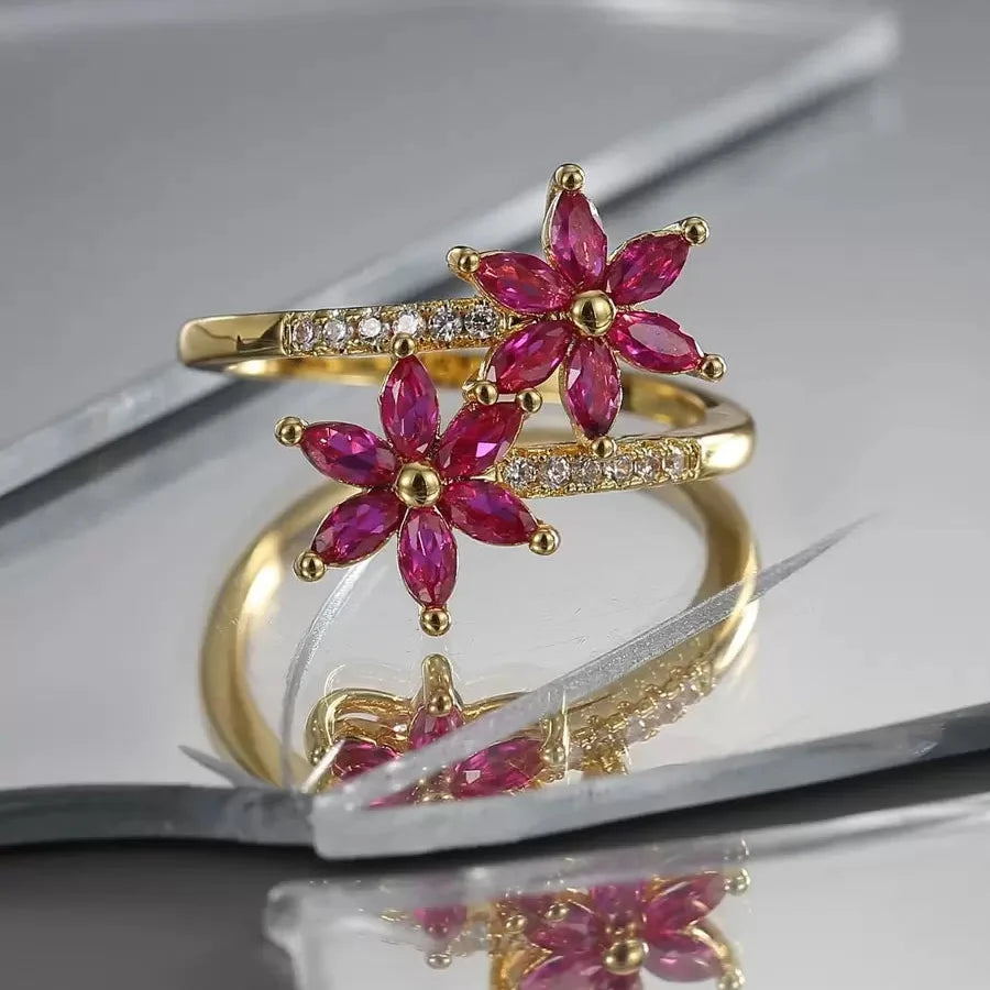 Elegante vintage wikkelring met zirkonia en robijnen bloem
