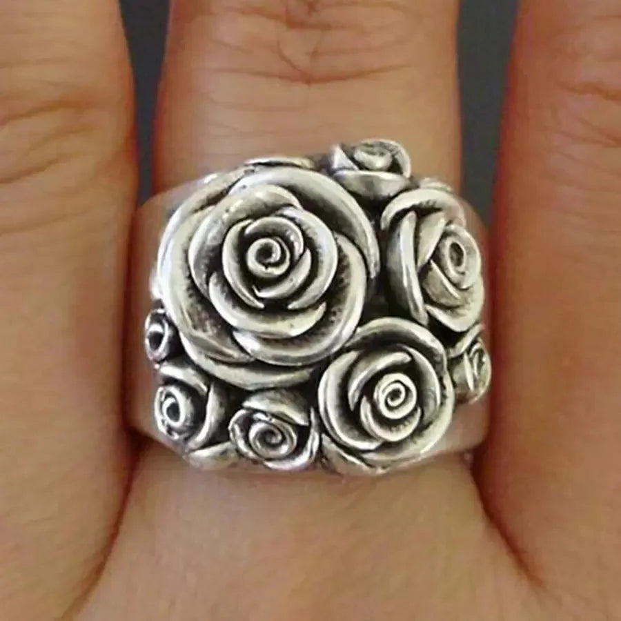Elegante handgemaakte statement ring met rozenboeket