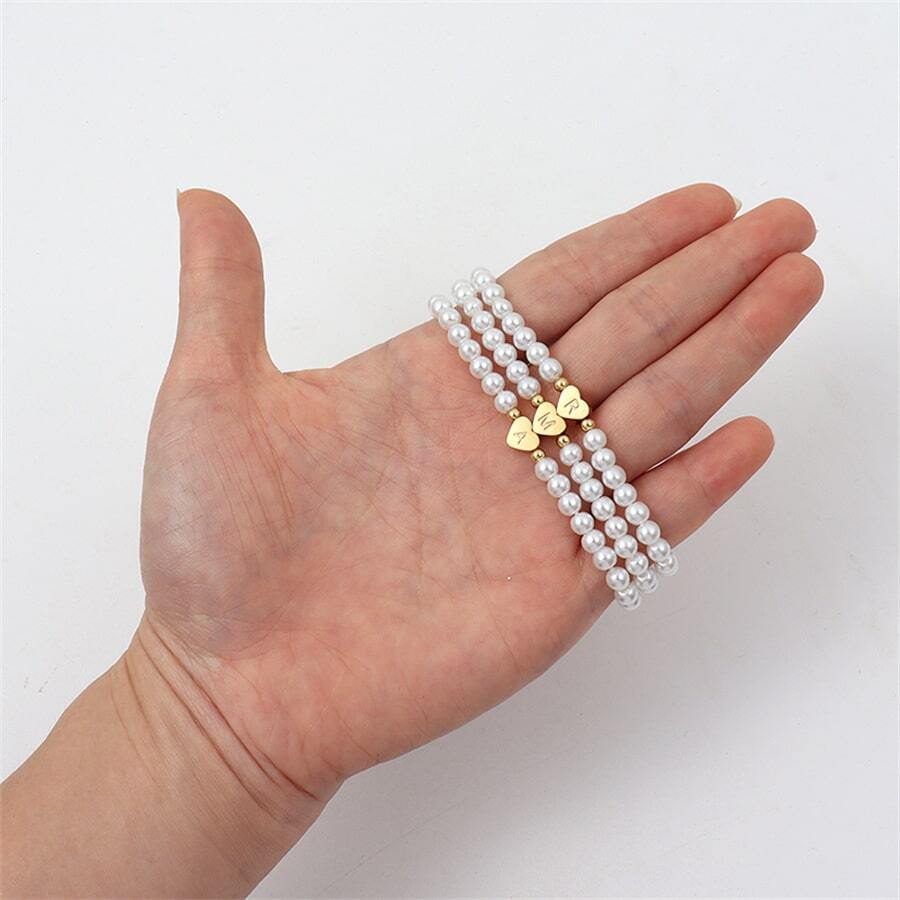 Gepersonaliseerde parelkralen armband met hartvormige initiaalbedel
