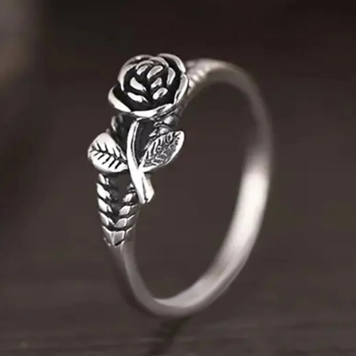 Elegante rozenring in retrostijl