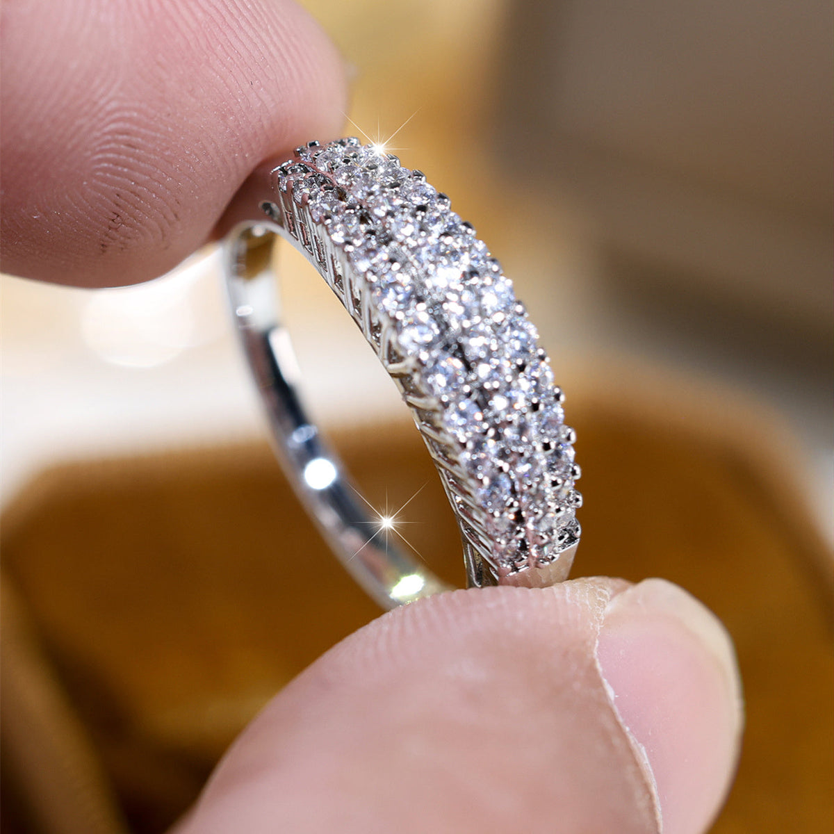 Elegante verzilverde ring met drie rijen zirkonia