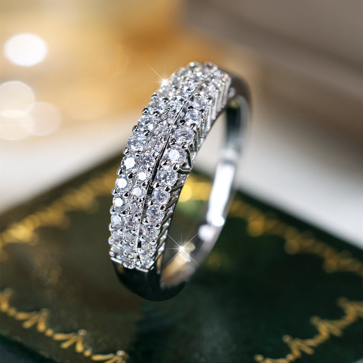 Elegante verzilverde ring met drie rijen zirkonia