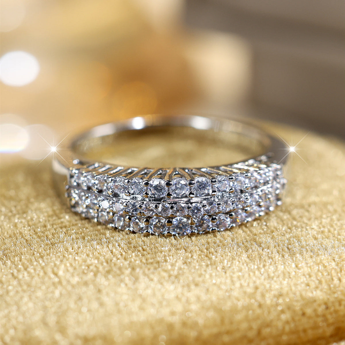 Elegante verzilverde ring met drie rijen zirkonia