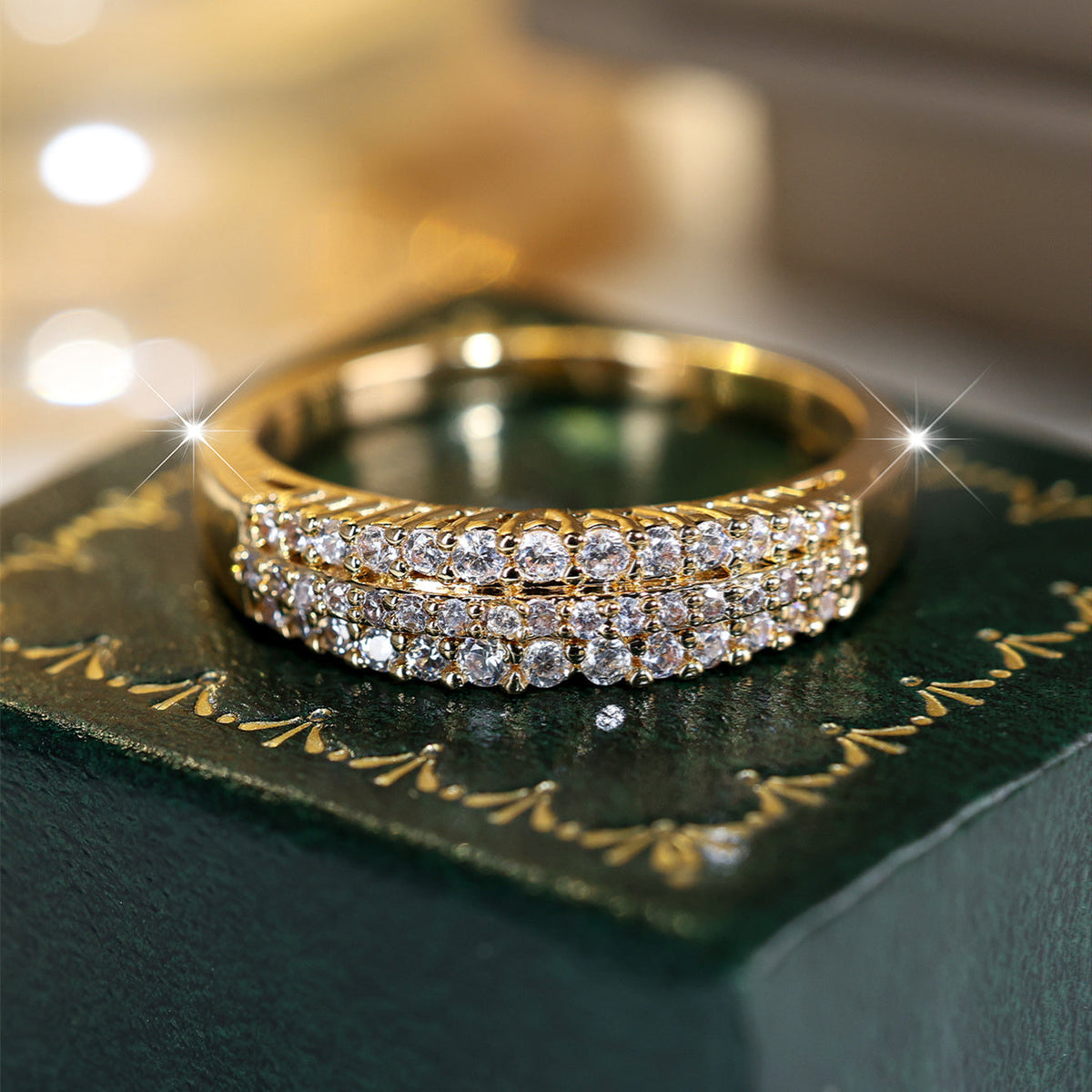 Elegante vergulde ring met drie rijen sprankelende zirkonia