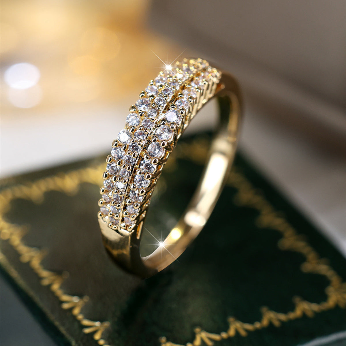 Elegante vergulde ring met drie rijen sprankelende zirkonia
