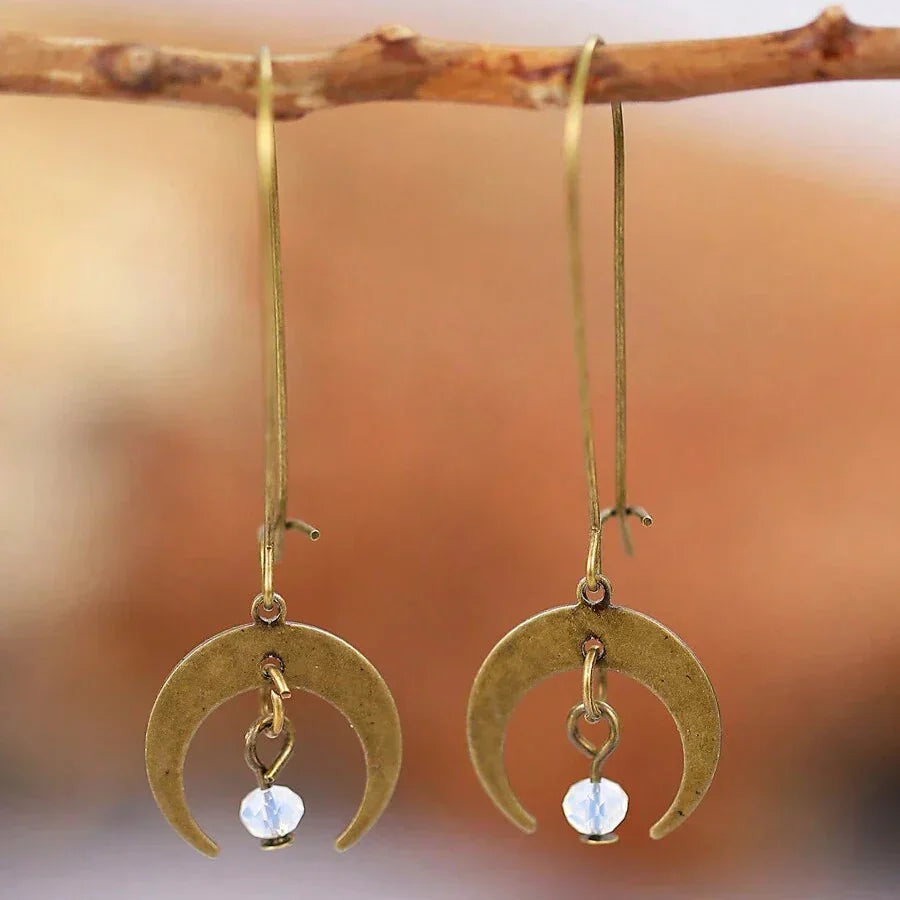 Vintage bohemien oorhangers met verweerd maanvormig design
