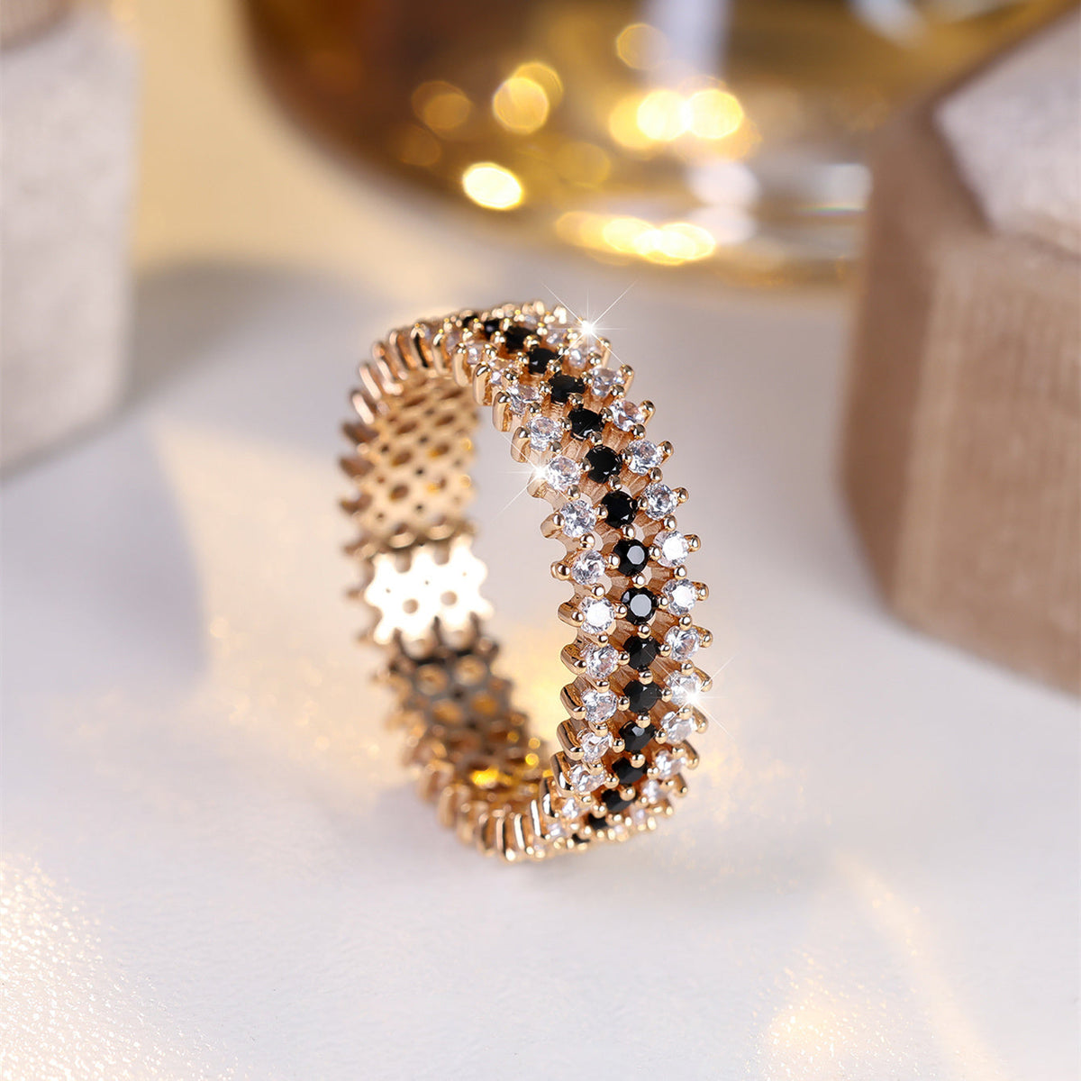Elegante vergulde ring met drie rijen zirkonia rondom