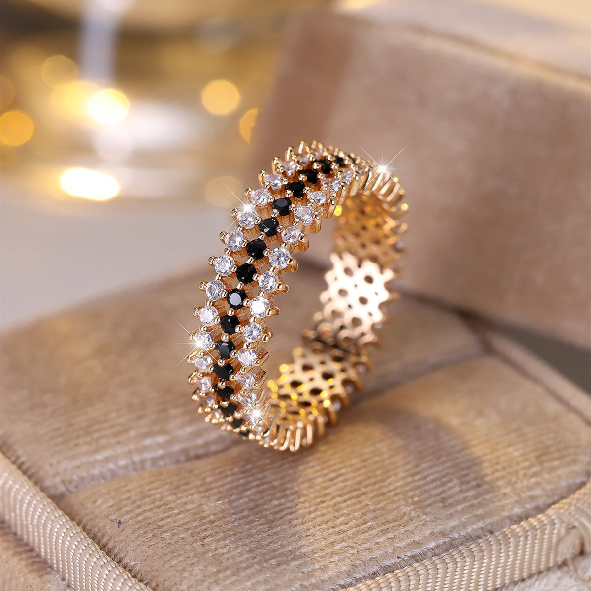 Elegante vergulde ring met drie rijen zirkonia rondom