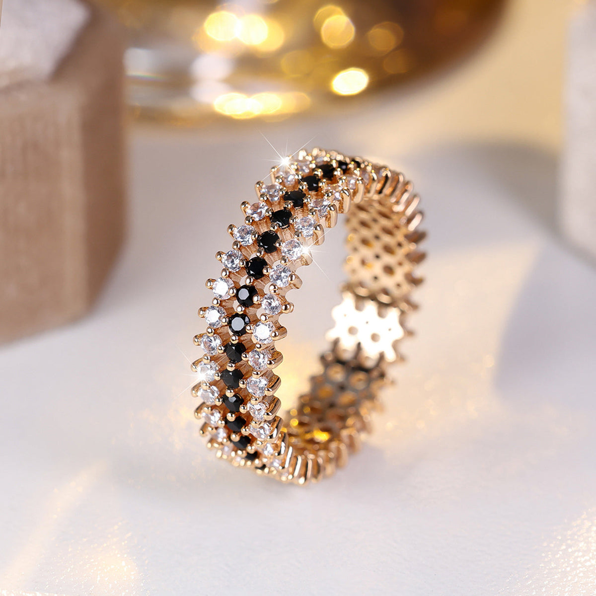 Elegante vergulde ring met drie rijen zirkonia rondom