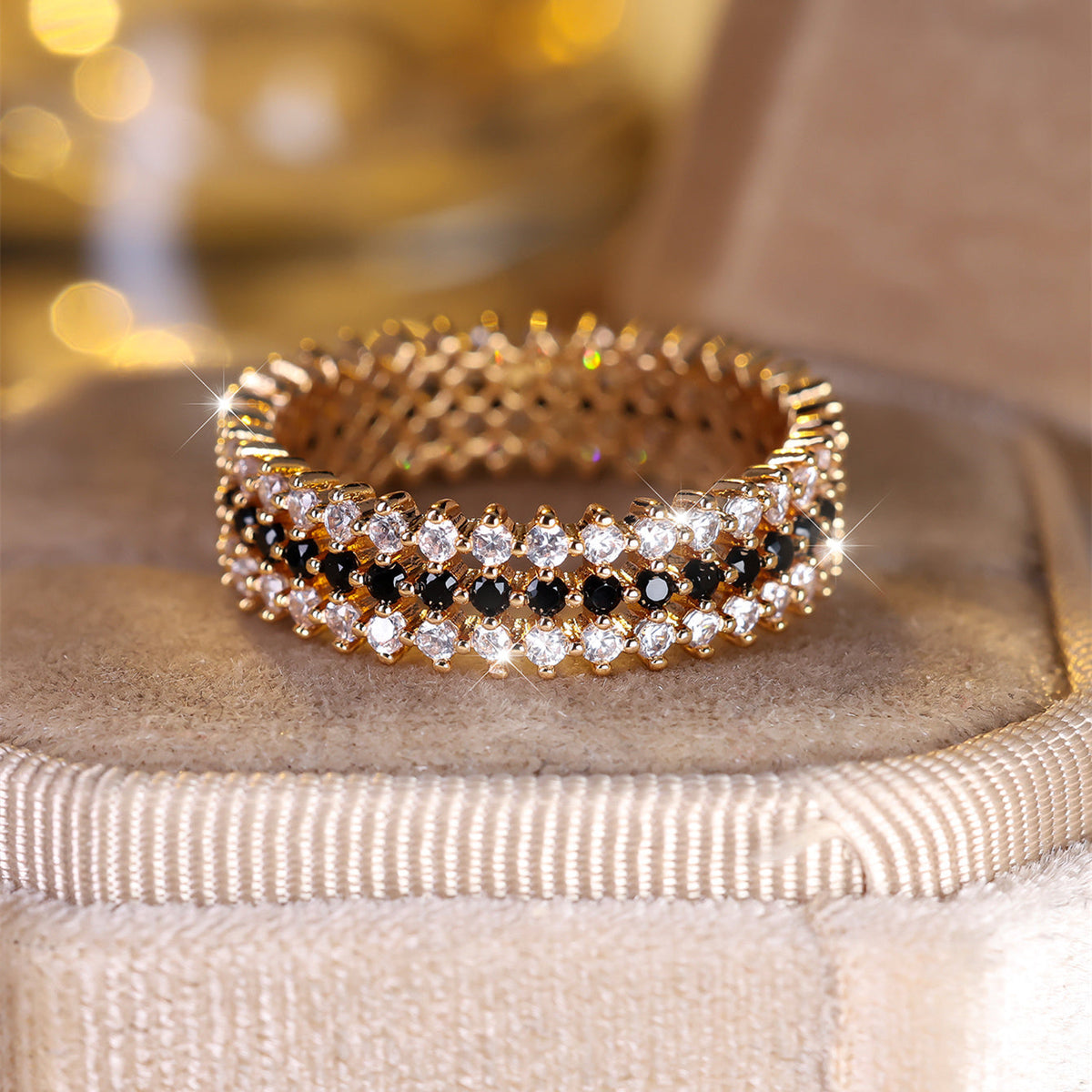 Elegante vergulde ring met drie rijen zirkonia rondom