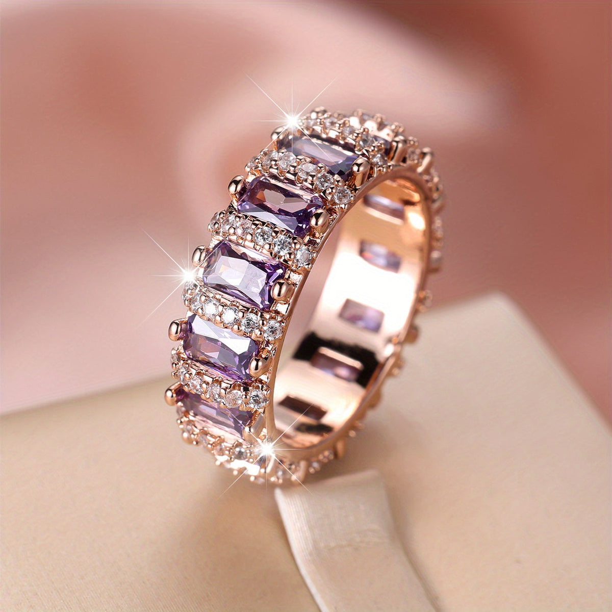 Vintage paleisstijl ring met rondom paarse zirkonia