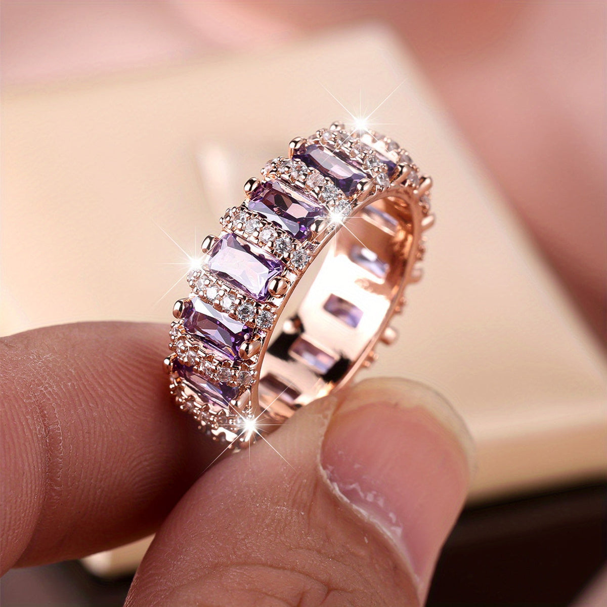 Vintage paleisstijl ring met rondom paarse zirkonia