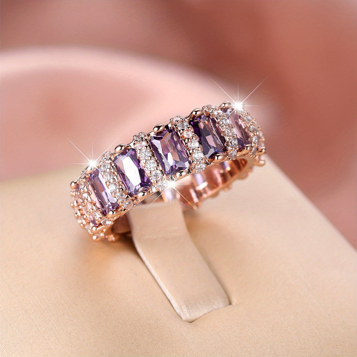 Vintage paleisstijl ring met rondom paarse zirkonia