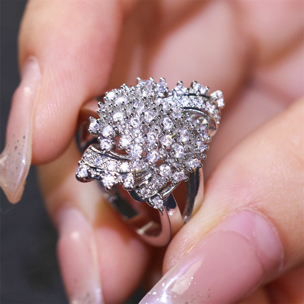 Elegante sprankelende zirkonia diamantring met bloemontwerp