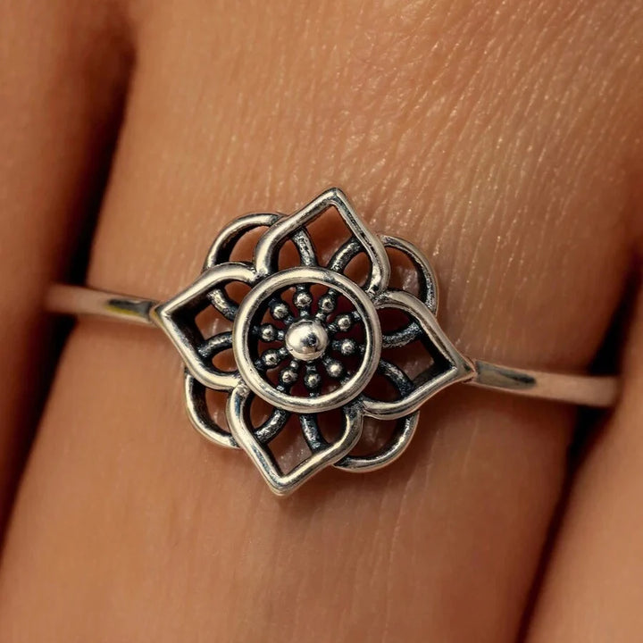 Elegant Vintage Silver Lotus Flower Ring