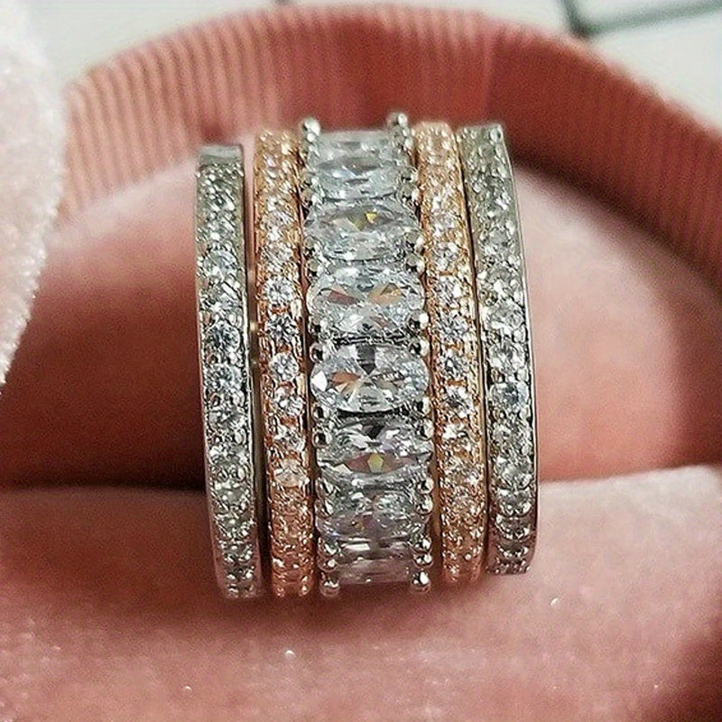 Elegante tweekleurige ring met brede band en glanzende zirkonia