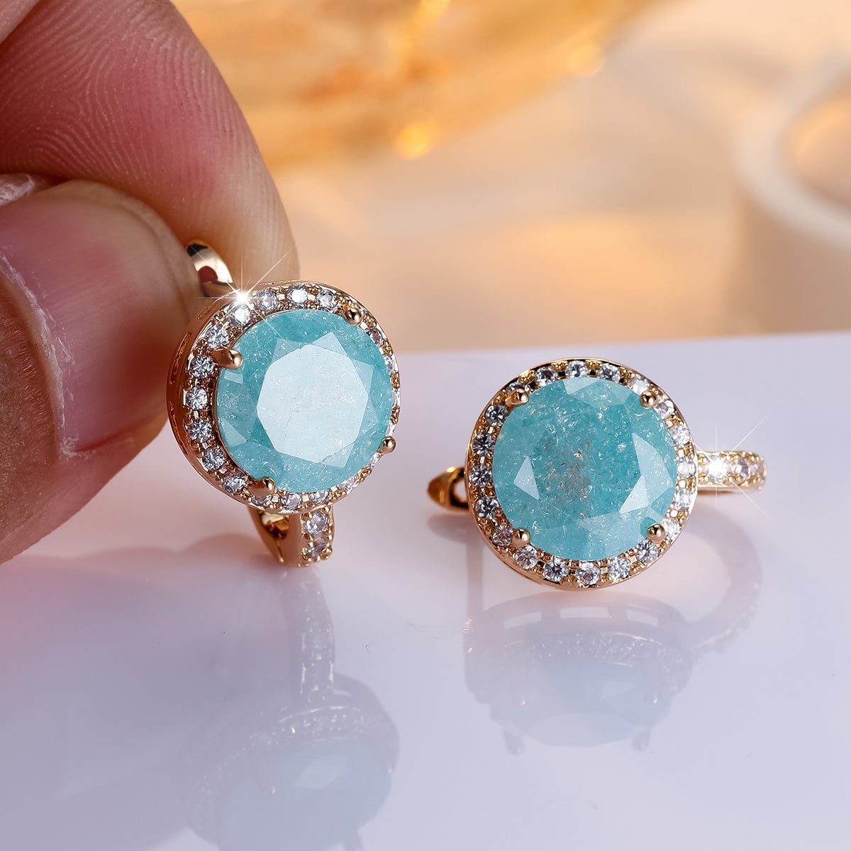 Elegante clip oorbellen met rond geslepen ijsbloem en aquablauwe steen