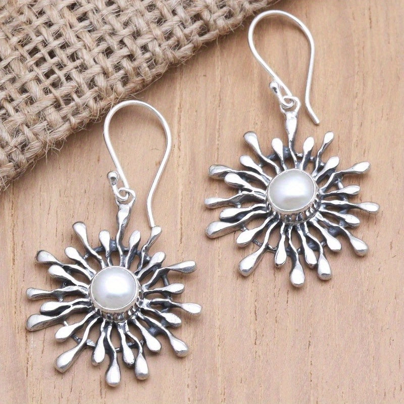 Elegante bohemien oorhangers met zonnestralen en parel