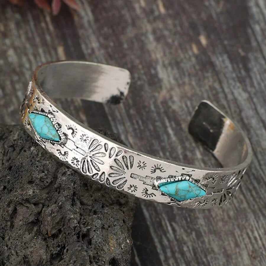 Vintage bohemien western armband met gegraveerd totem en ingelegd turkoois