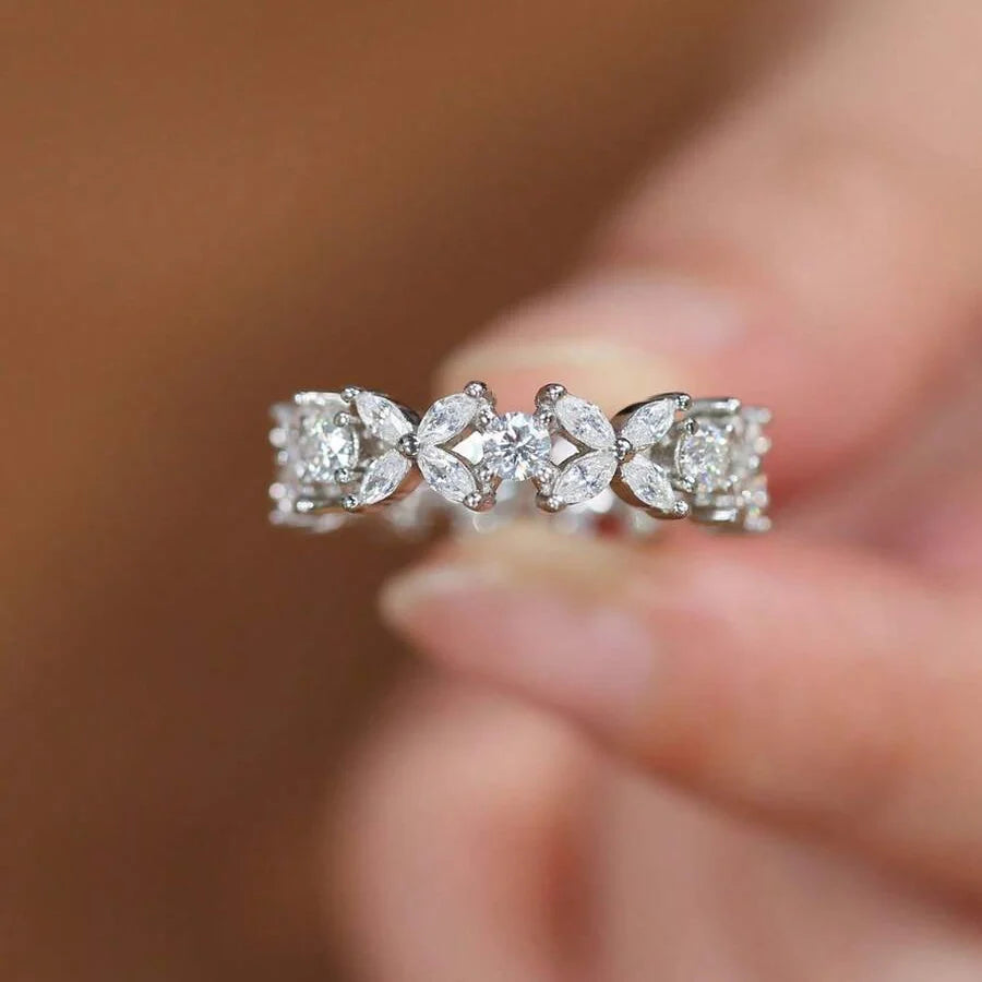 Glanzende ring in paardenoogvorm ingelegd met zirkonia