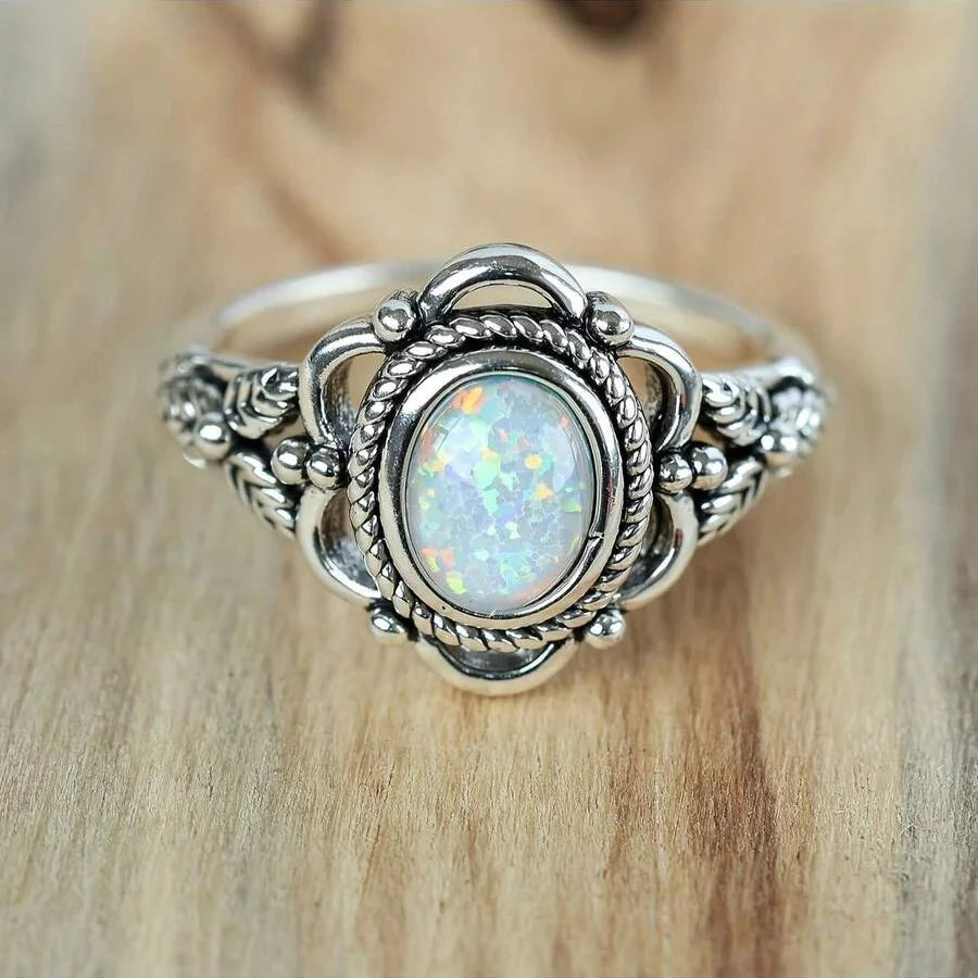 Elegante vintage verzilverde bladring met opaal en strass