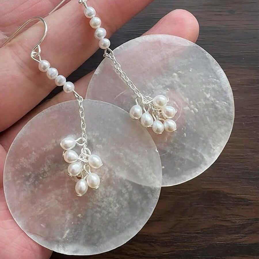 Minimalistische oorhangers met schelp en imitatieparel