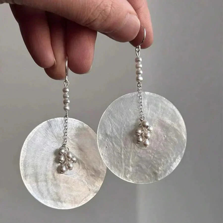 Minimalistische oorhangers met schelp en imitatieparel