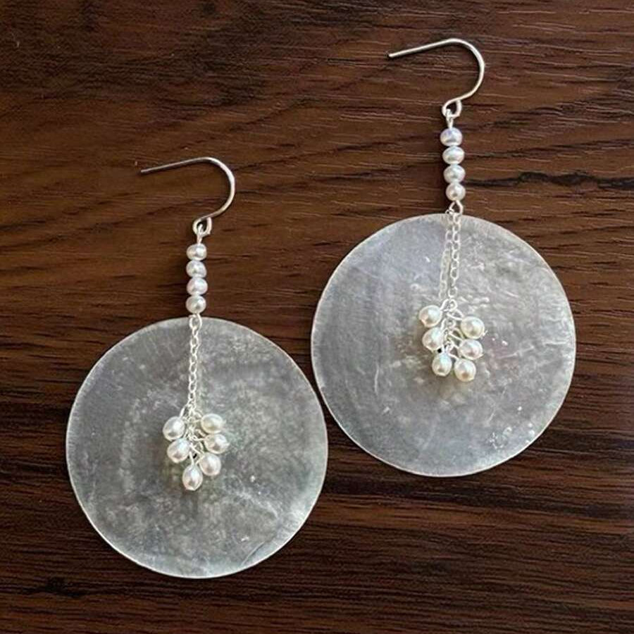 Minimalistische oorhangers met schelp en imitatieparel