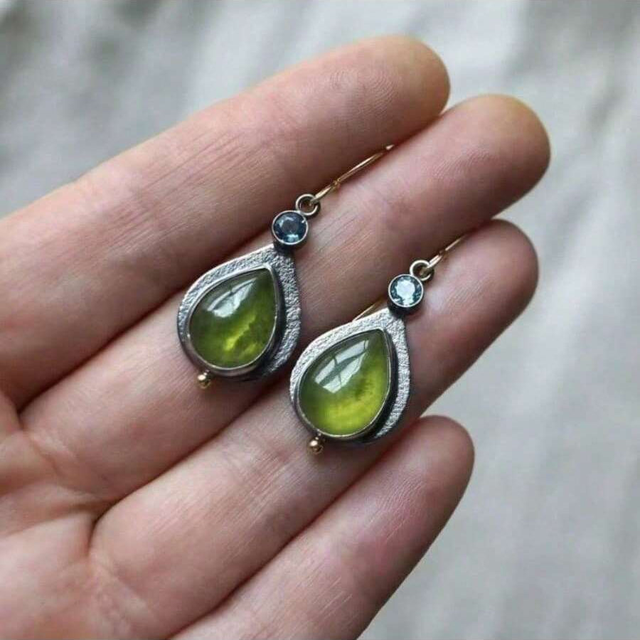 Vintage bohemien oorbellen met olijfgroene zirkonia kubus