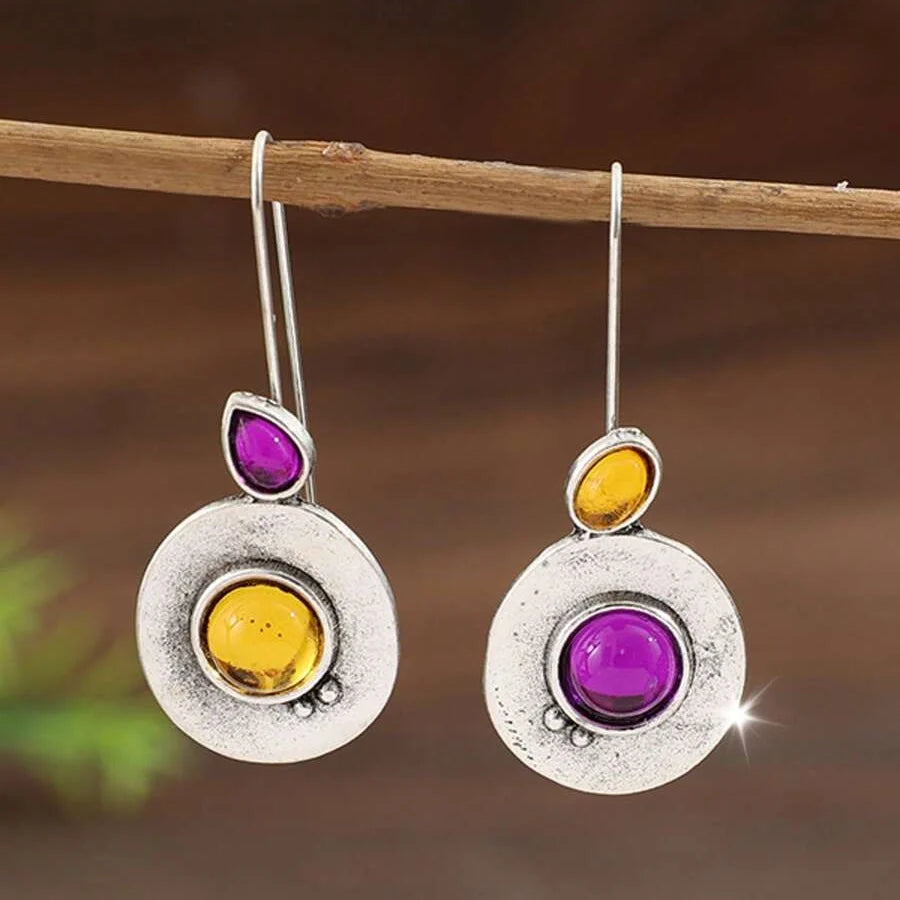 Vintage asymmetrische oorbellen met paarse ronde glazen hanger