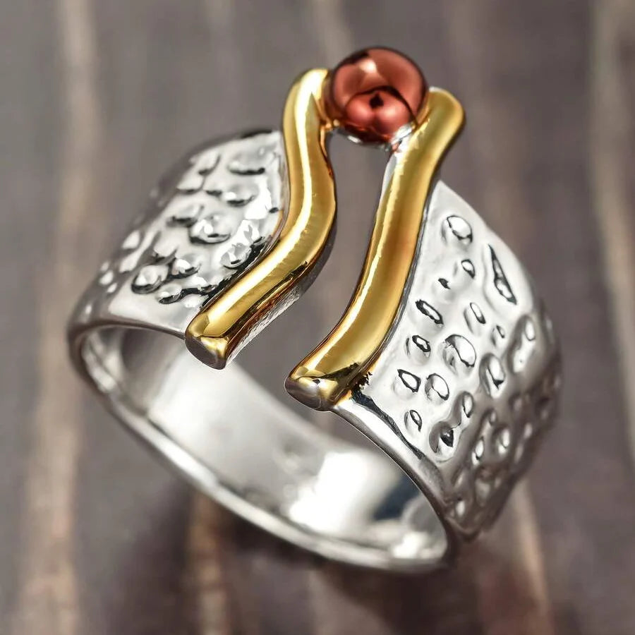 Elegante tweekleurige handgemaakte brede ring van gemengde metalen