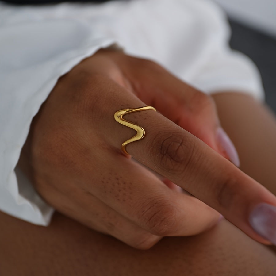 Minimalistische verstelbare goudkleurige ringenset in golfstijl