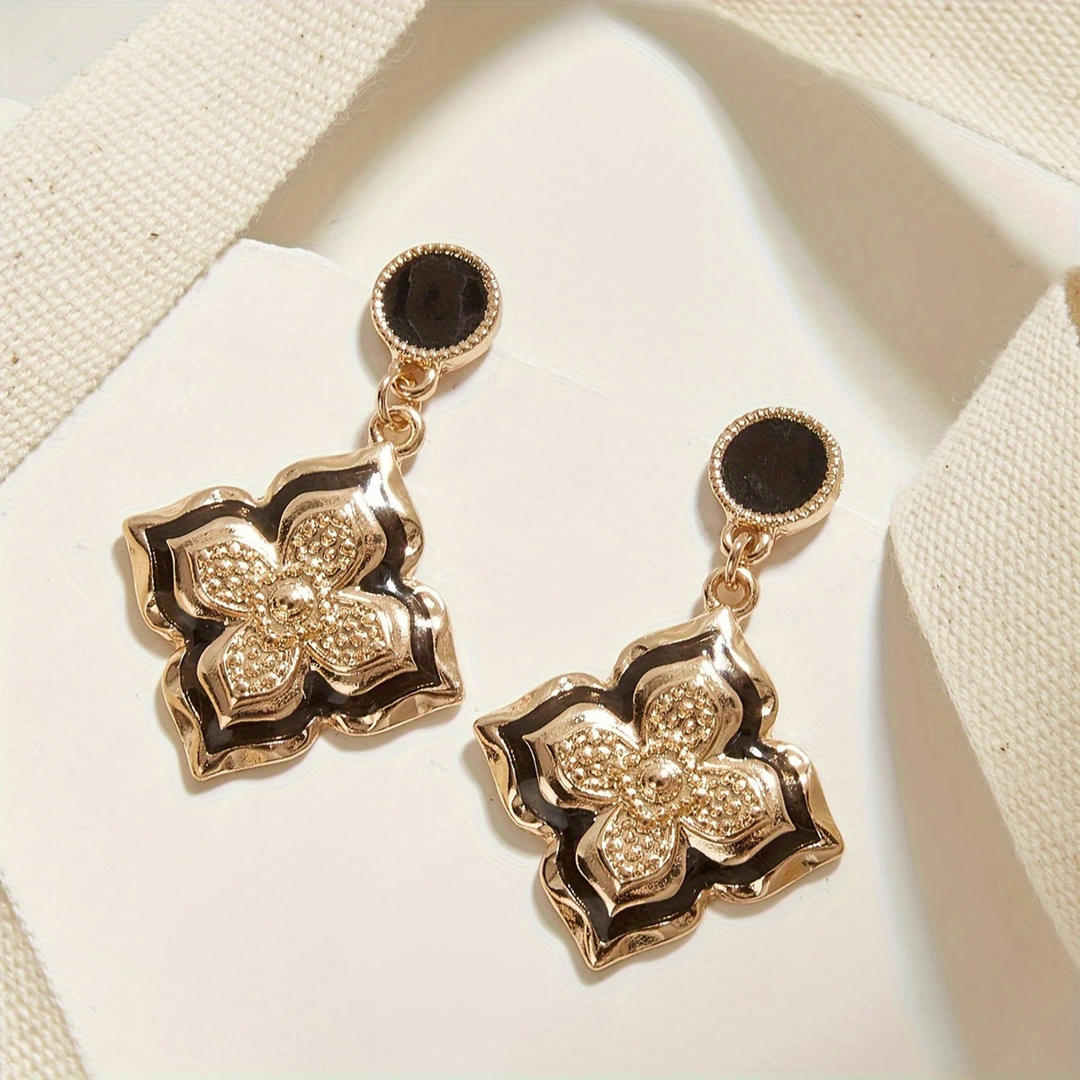 Vintage oorhangers met klavertjevier bloem
