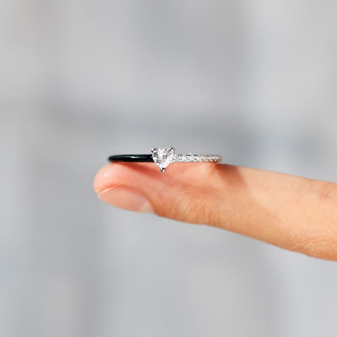 Tijdloze ring met hartvormige slijping en half emaille