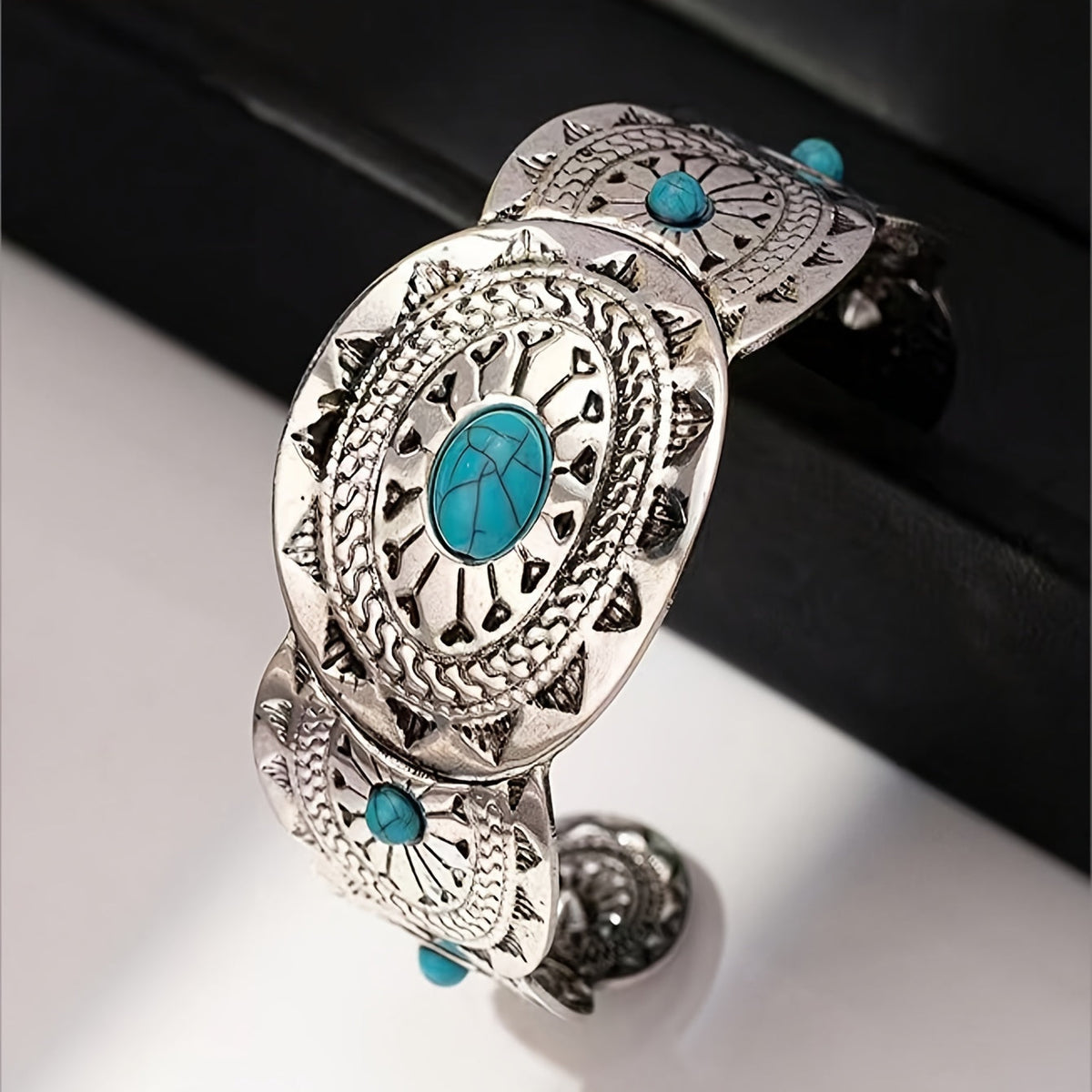 Vintage verzilverde cuff armband met gestempeld turkoois