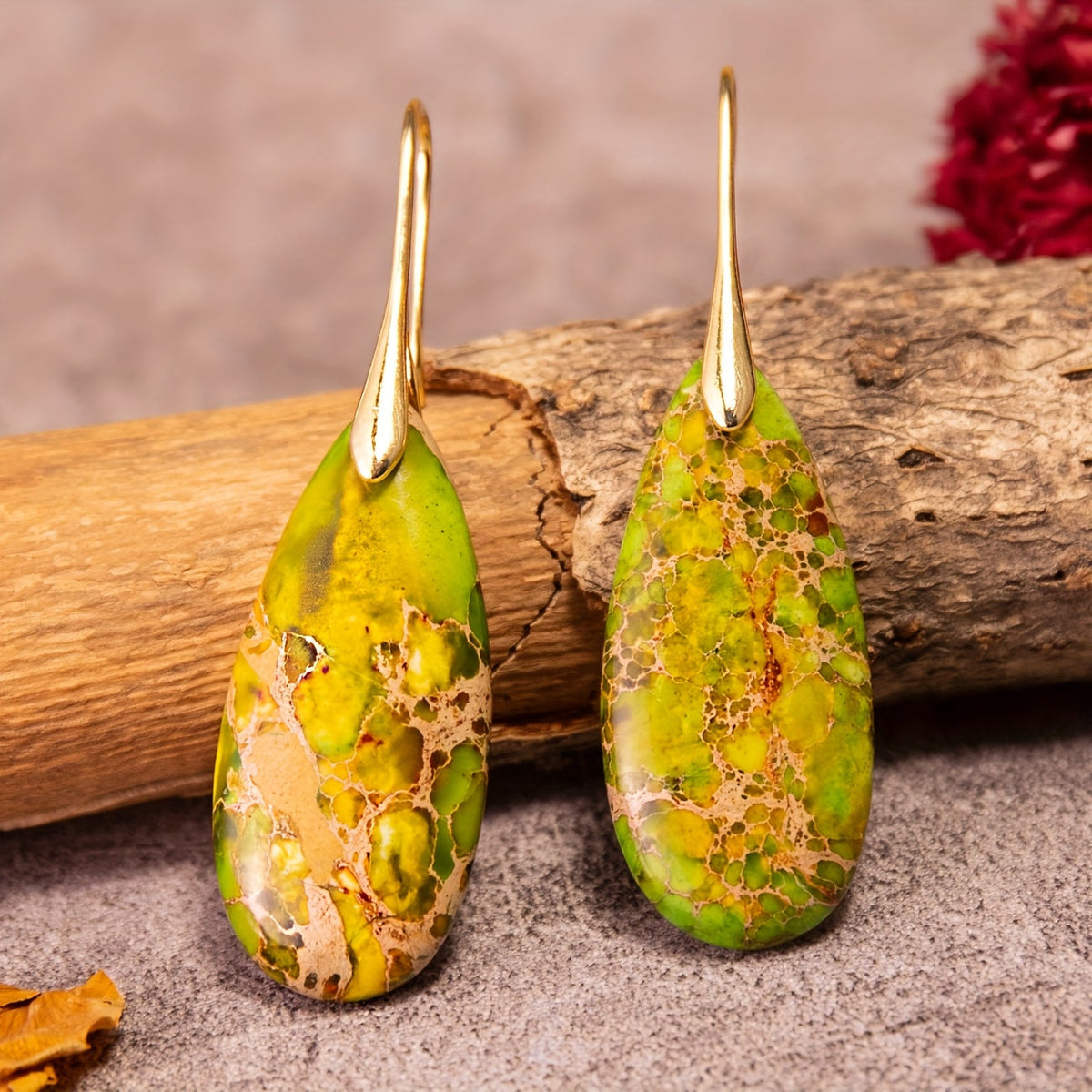 Elegante druppelvormige oorbellen met grasgroene natuursteen